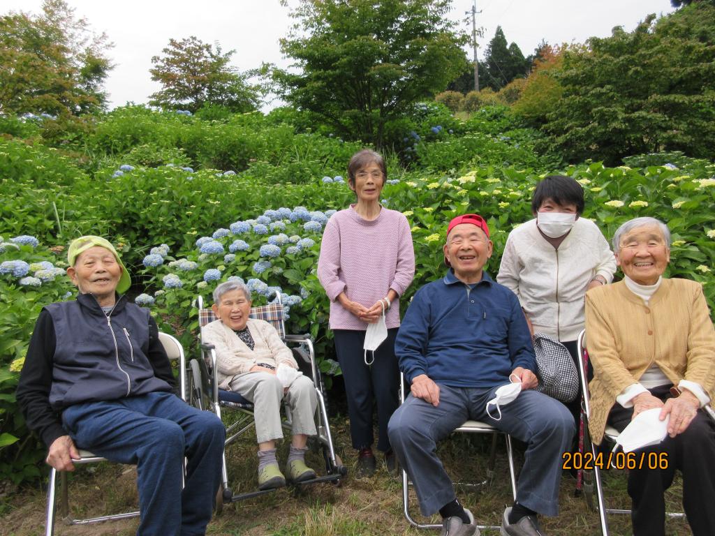 紫陽花の前で満面の笑顔でした☆［img-02］